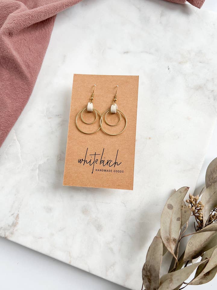 Pendientes de cuero beige ovalados y círculos dobles de latón para venta al por mayor de Whitebirch Handmade Goods