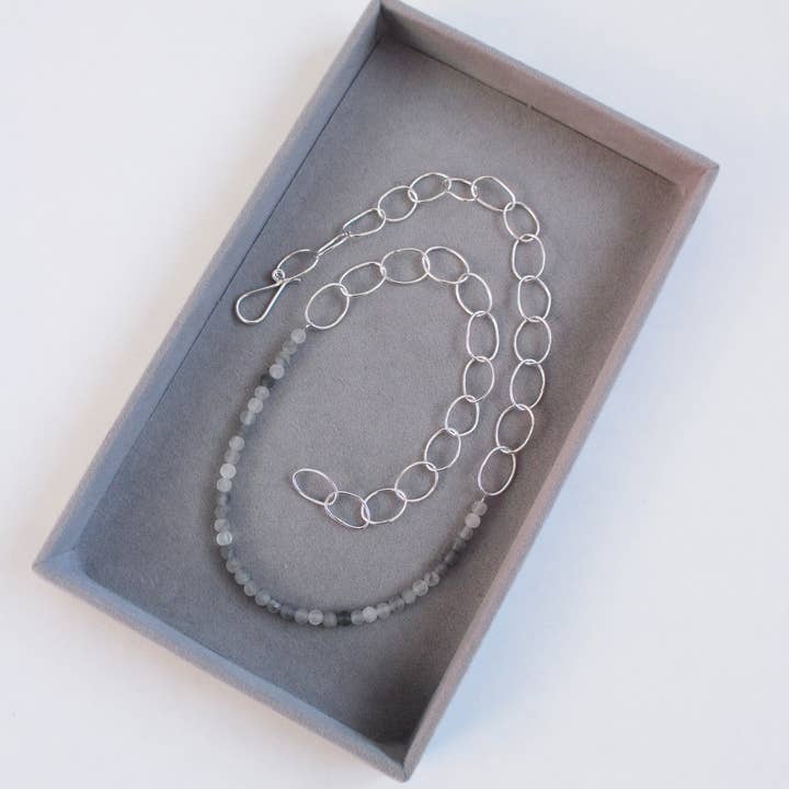 Collier Chaîne en Argent et Perles d'Agate pour la vente par Claire Lowe Jewellery