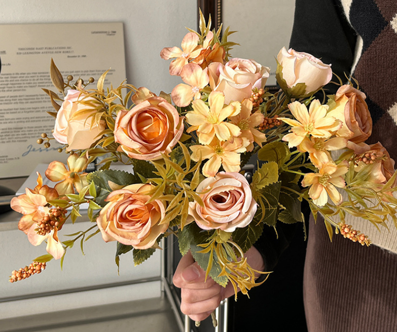 Sweet Home Deco – Engroshandel Kunstige blomster – 13'' lang buket med blandede blomster i silke, roser/margeritter i efterårsfarver11