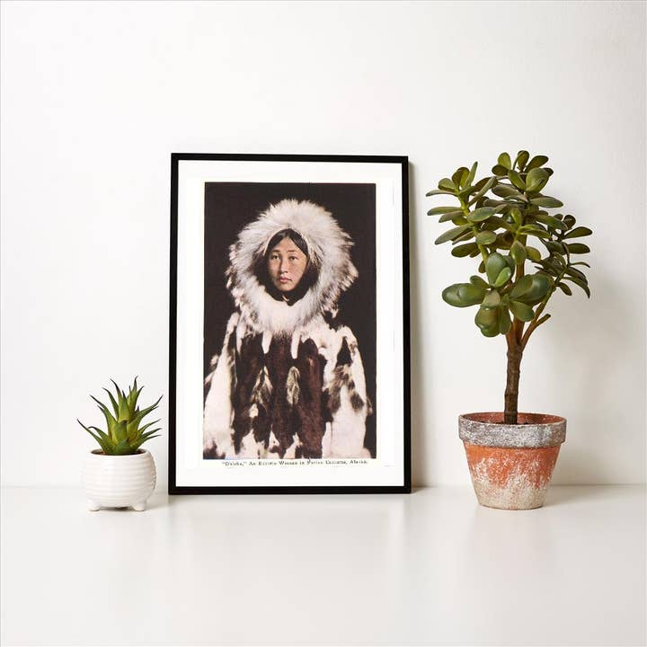 Found Image Press – Impressão artística por atacado – Impressão de Arte AK-59 "Obleka" Mulher Indígena do Alasca em Nativa1
