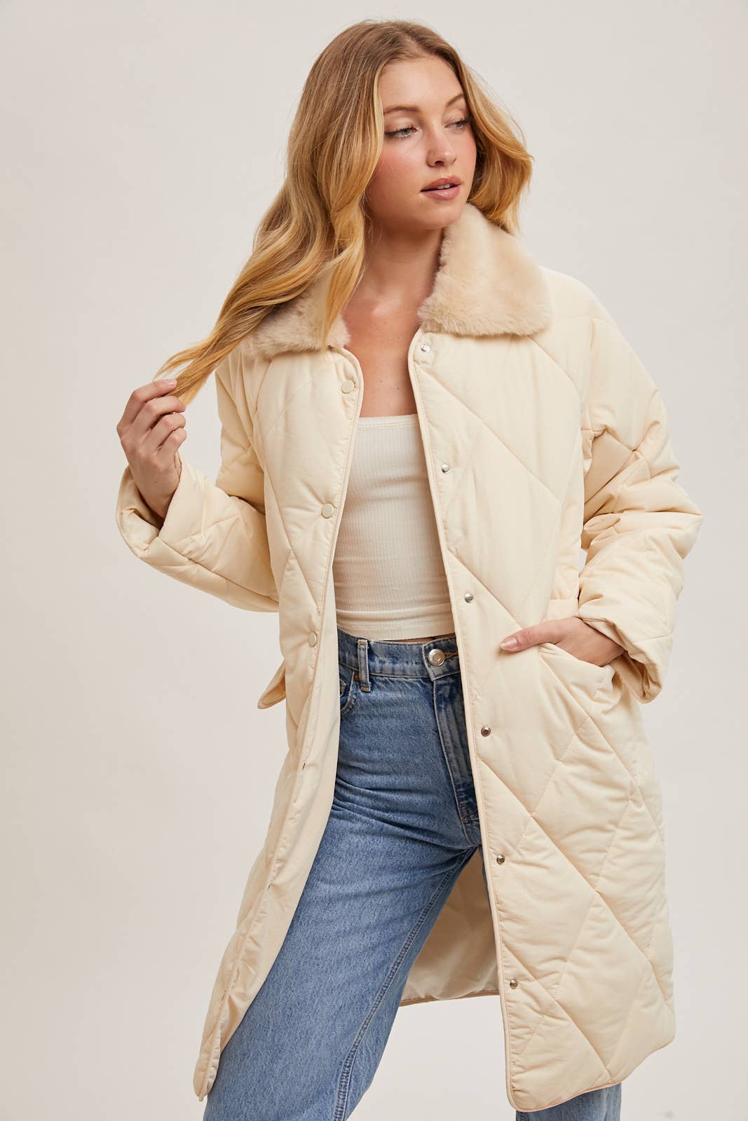 Bluivy - Wholesale Pufferjack - Dames - GEWATTEERDE MIDI-PUFFERJAS MET KRAAG VAN IMITATIEBONT EN KNOOPSLUITING11