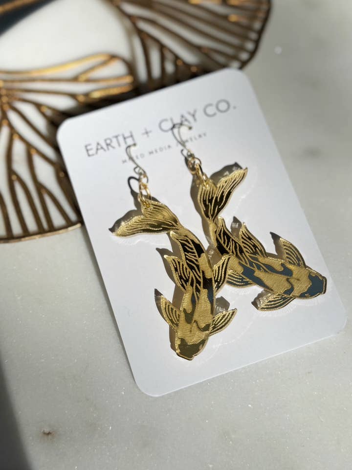 Boucles d'oreilles pendantes en acrylique miroir Poisson Koi pour la vente par Earth + Clay Collective