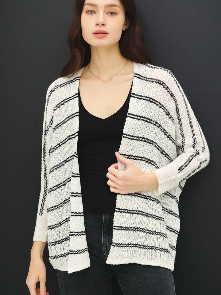 GILET OUVERT À RAYURES AVEC MANCHES DOLMAN 3/4 pour la vente par Be Cool