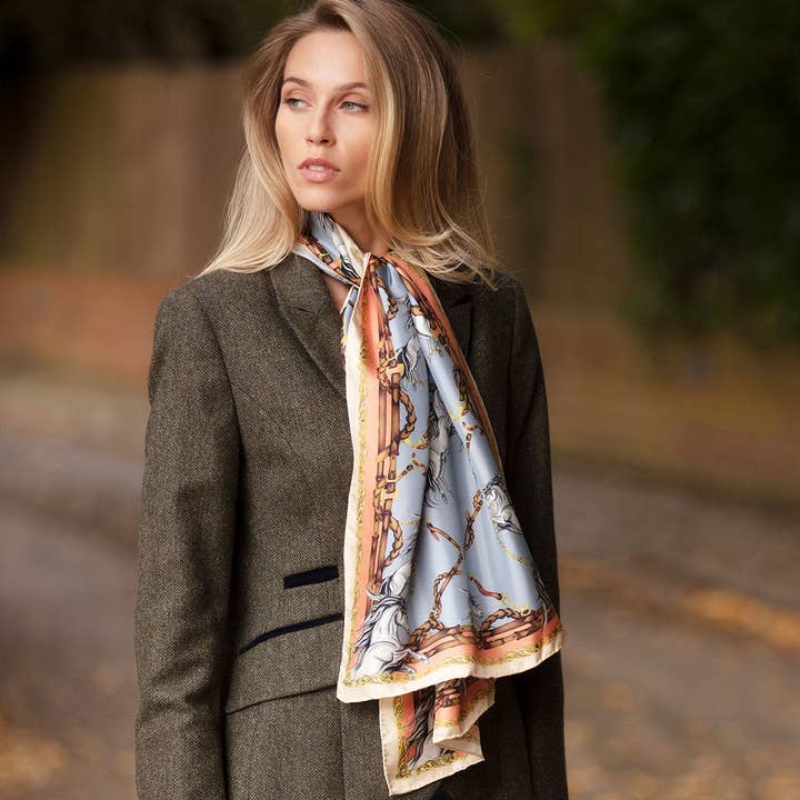 Rearing To Go Puderblå Klassisk Sidenhalsduk för wholesale av Clare Haggas