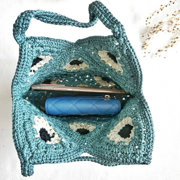 Quince Fables - Wholesale Tote Bag - Women's - Hand-Crochet Daisy Mini Blue Tote Bag