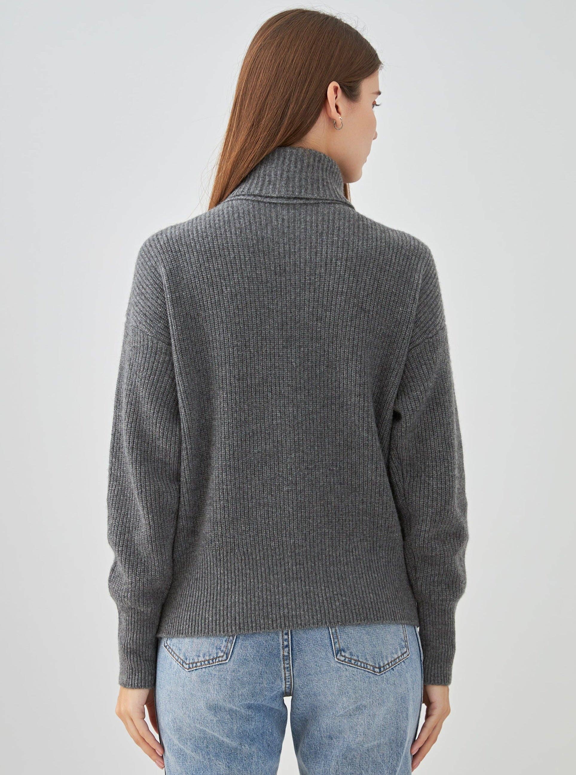 jw.atelier – wholesale Knitted jumper – Women′s – High-neck zip-up cardigan 100% cashmere 4-ply2