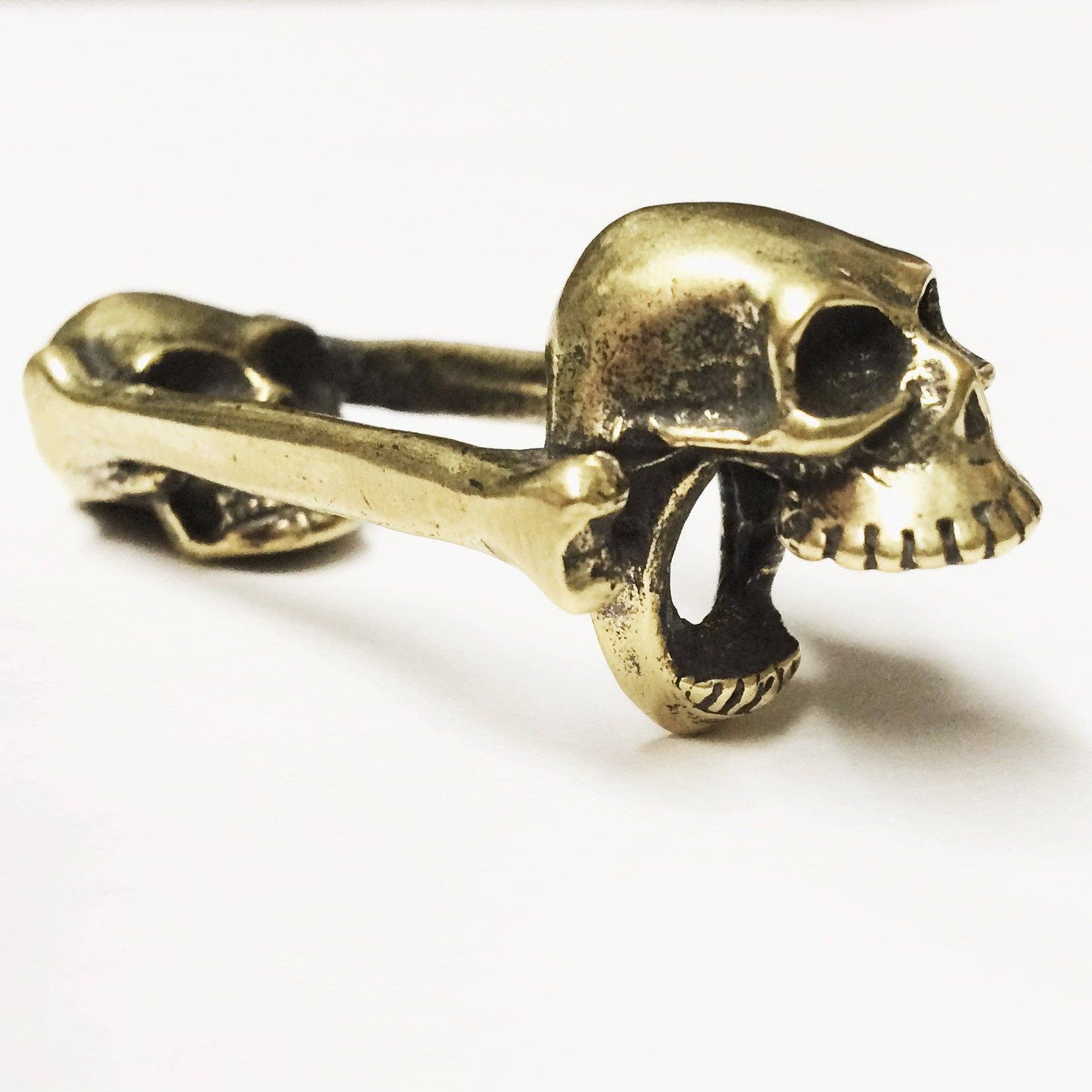 JAC ZAGOORY DESIGNS - Vente Ouvre-bouteille/tire-bouchon - Décapsuleur Crâne mordant en bronze jaune3