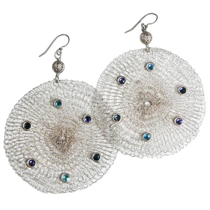 Sarah Cavender Metalworks - Venta al por mayor Pendientes colgantes - Pendientes círculos de aspecto de ganchillo con piedras dispersas.