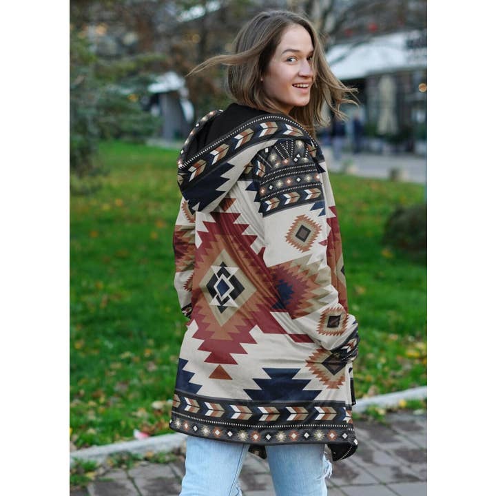 Manteau Tribal Aztèque Izel | Manteau à Capuche Doublé Sherpa Minky Unisexe | Manteau de Festival pour Femmes et Hommes | Mode Montagne pour la vente par Manifestie