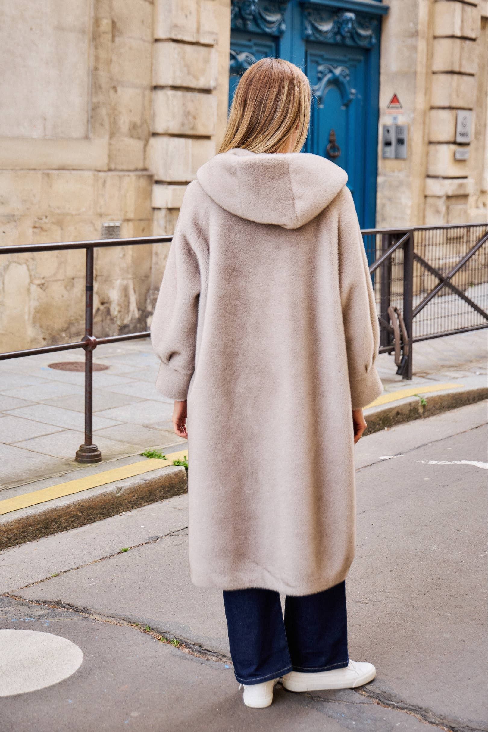 Giovanni Paris – Großhandel Pelz-/Kunstpelzmantel – Damen – Isabella Mantel mit Kapuze aus ultraweichem Kunstfell11