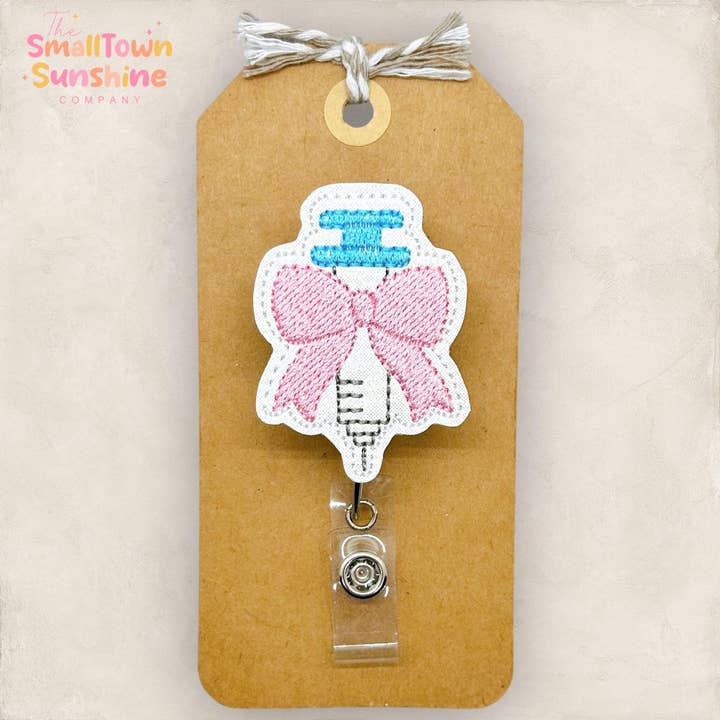 Seringa com Porta-Crachá de Laço Coquette por atacado de The SmallTownSunshine Company