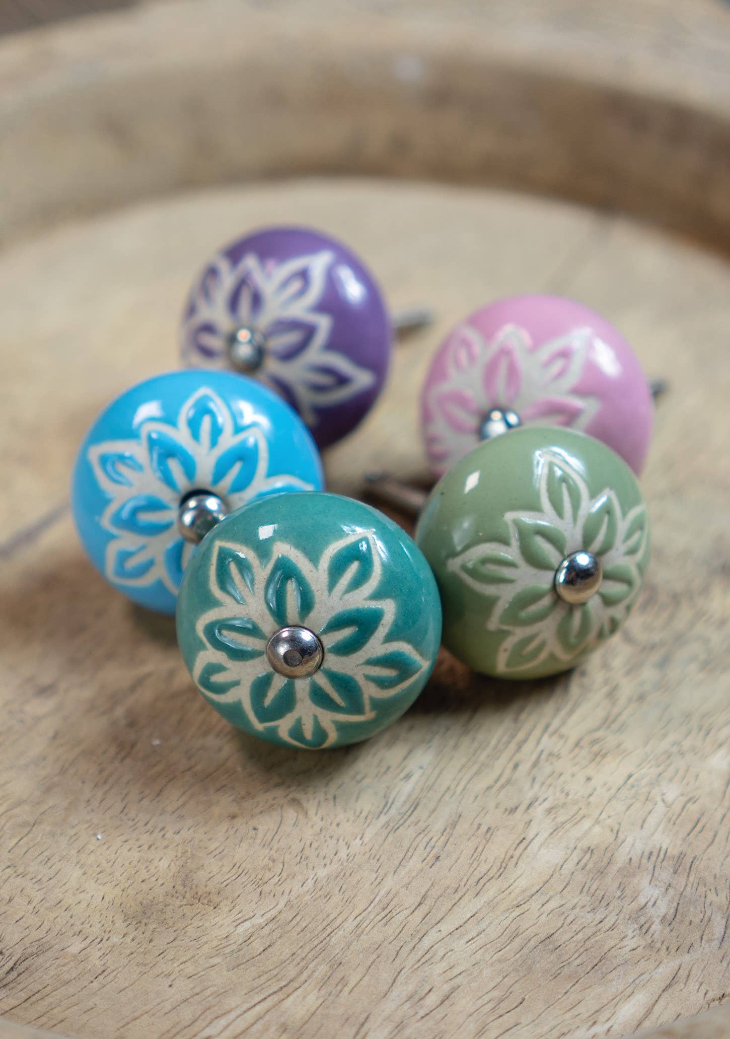 Namaste - Vendita all'ingrosso Manopola/pomello - Pomolo in ceramica con fiore di cera bianco, viola, diametro 4 cm