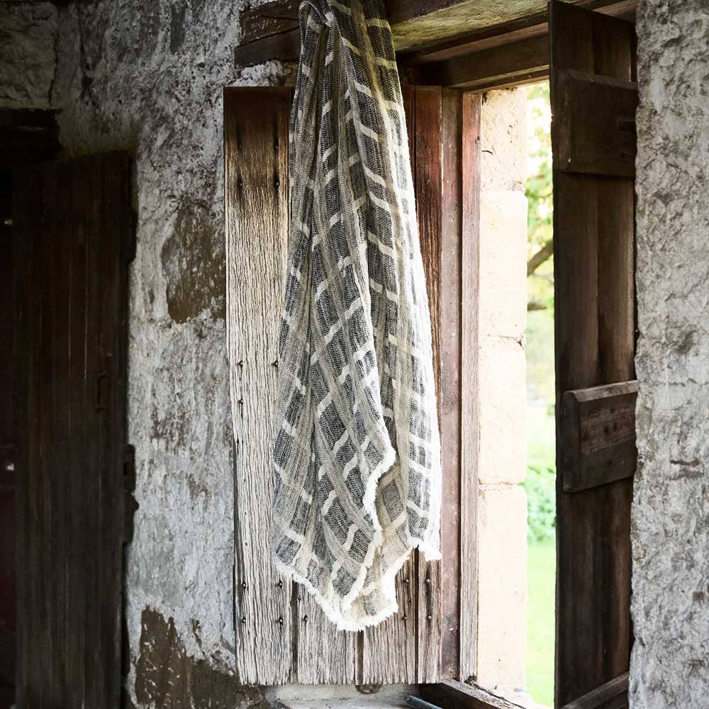 Nero con motivo a quadretti bianchi e naturali Plaid in lino Petra in vendita all'ingrosso su Faire5