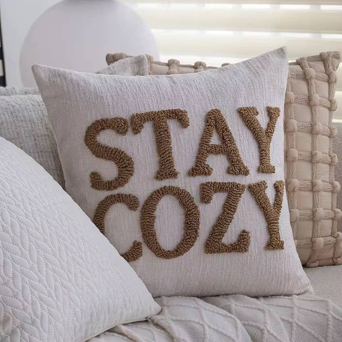 Housse de coussin "restez bien au chaud" pour la vente par Delmar Decor