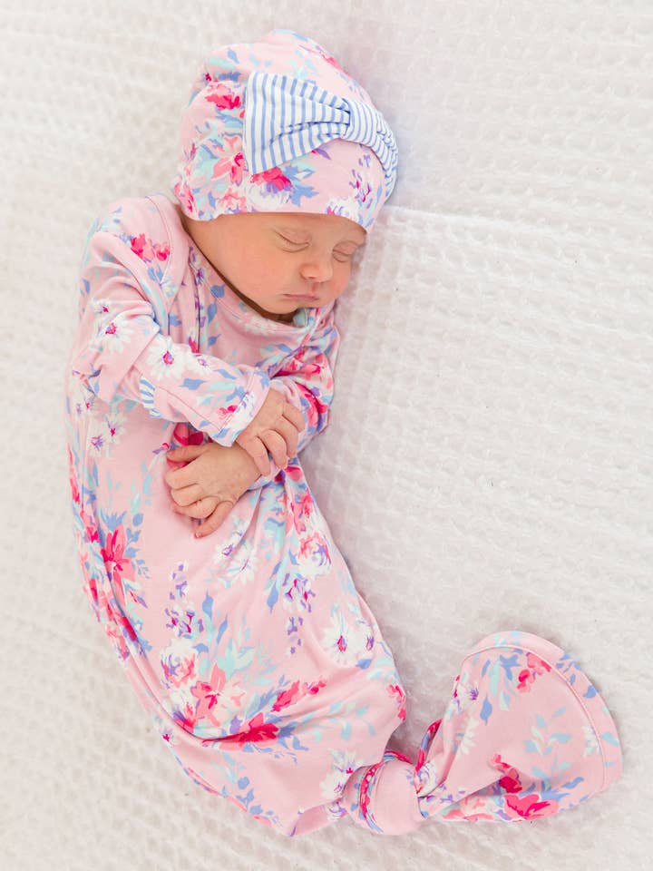 Conjunto de bata de dormir anudada con volantes y gorro con lazo SoftSnooze™ para bebé niña de viscosa de bambú en color rosa floral. para venta al por mayor de RuffleButts + RuggedButts