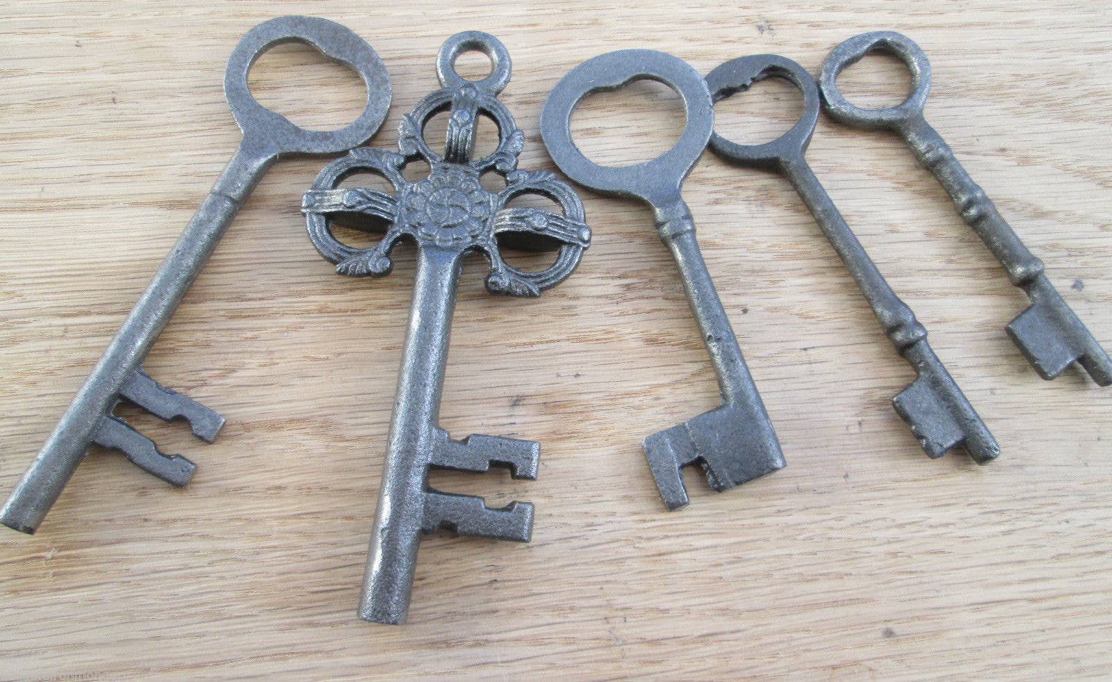 IronmongeryWorld – wholesale Decorative tabletop object – Pack Of 5 Cast Iron Decorative Keys0