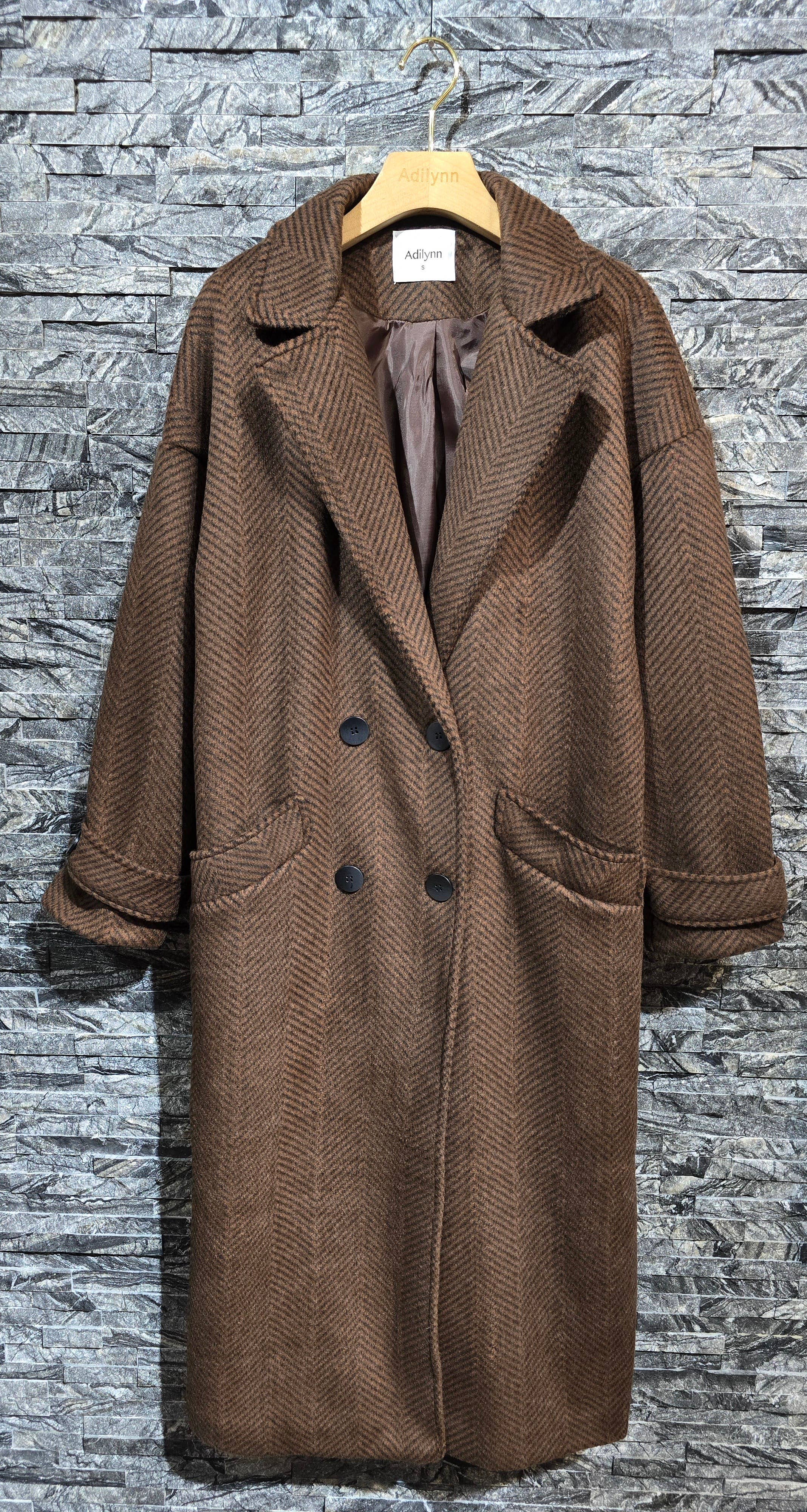 Choco Cappotto lungo con motivo a spina di pesce, bottoni e due tasche frontali in vendita all'ingrosso su Faire