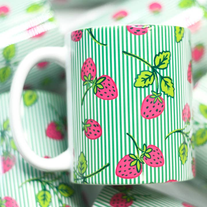 Mug en céramique fraises vertes en seersucker, Grandmillenial pour la vente par Mugsby