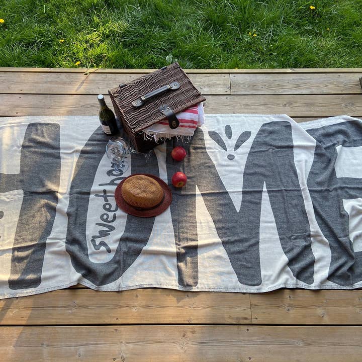 HOME SWEET HOME Sofasjal, plakat, badehåndklæde_180x90 cm for engroshandel hos Living Roots