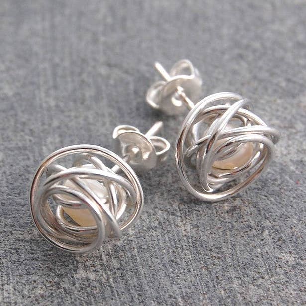 Orecchini a bottone con perle bianche per la vendita all'ingrosso da parte di Otis Jaxon London