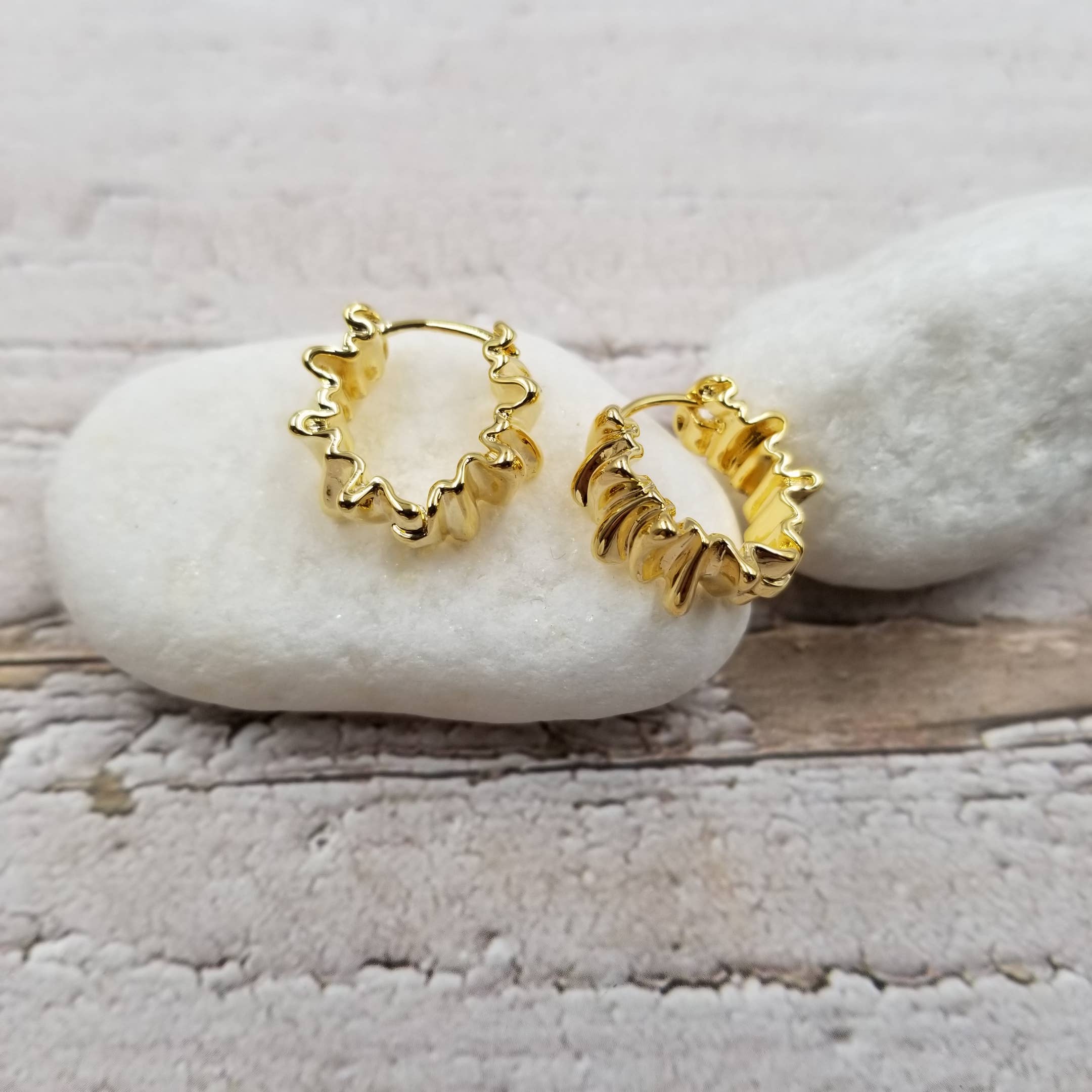 Treasure Wholesale - Wholesale Hoop Earrings - Gold Wavy Pleated Earrings