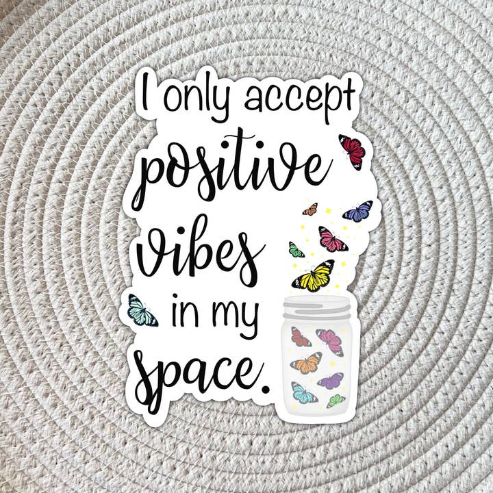 Adesivo motivazionale in vinile «Accetto solo vibrazioni positive» per la vendita all'ingrosso da parte di AMA Printables