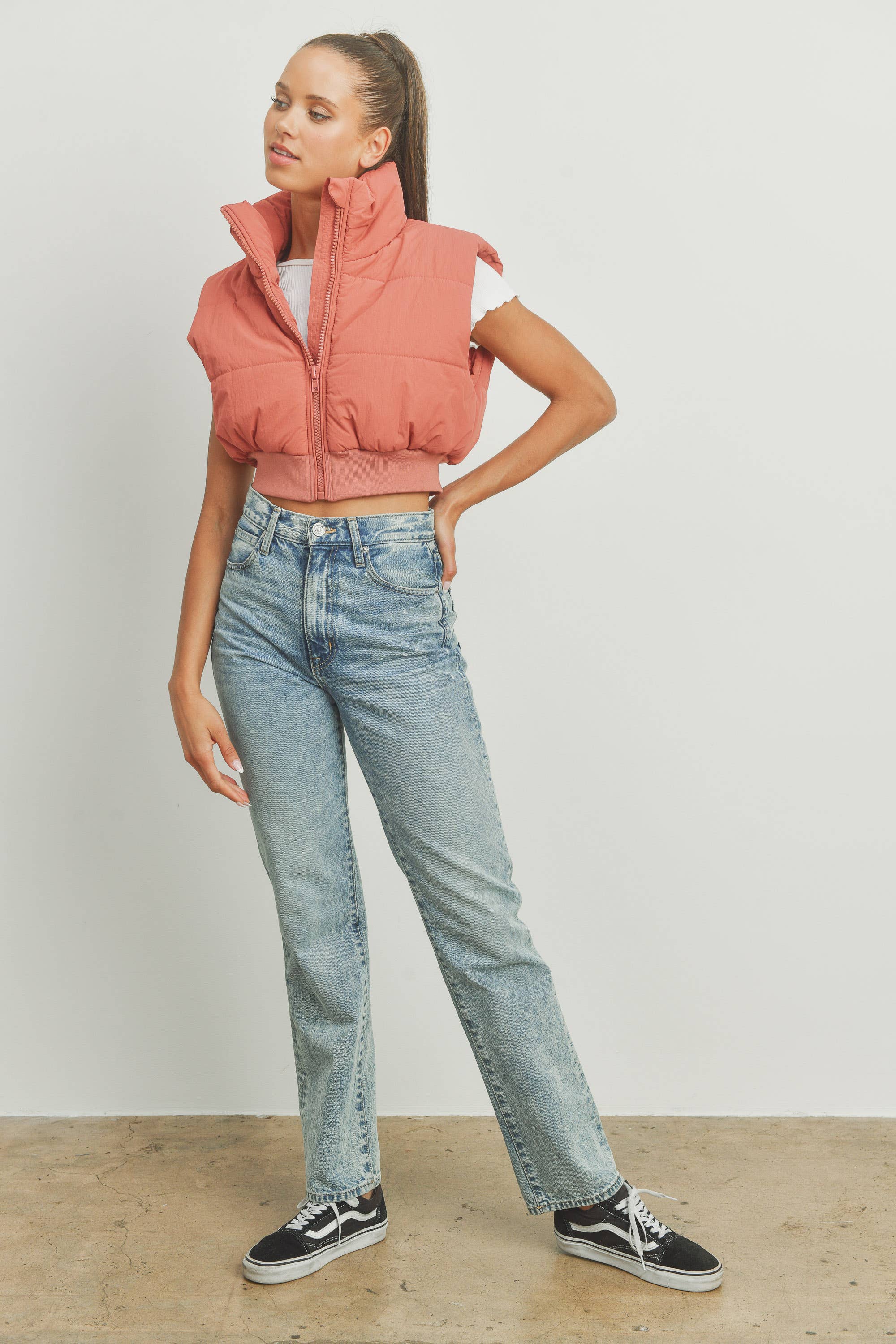 BUTTERMELON – Großhandel Oberbekleidungsweste – Damen – BUTTERMELON Steppweste zum Reißverschluss, cropped, für den Herbst6