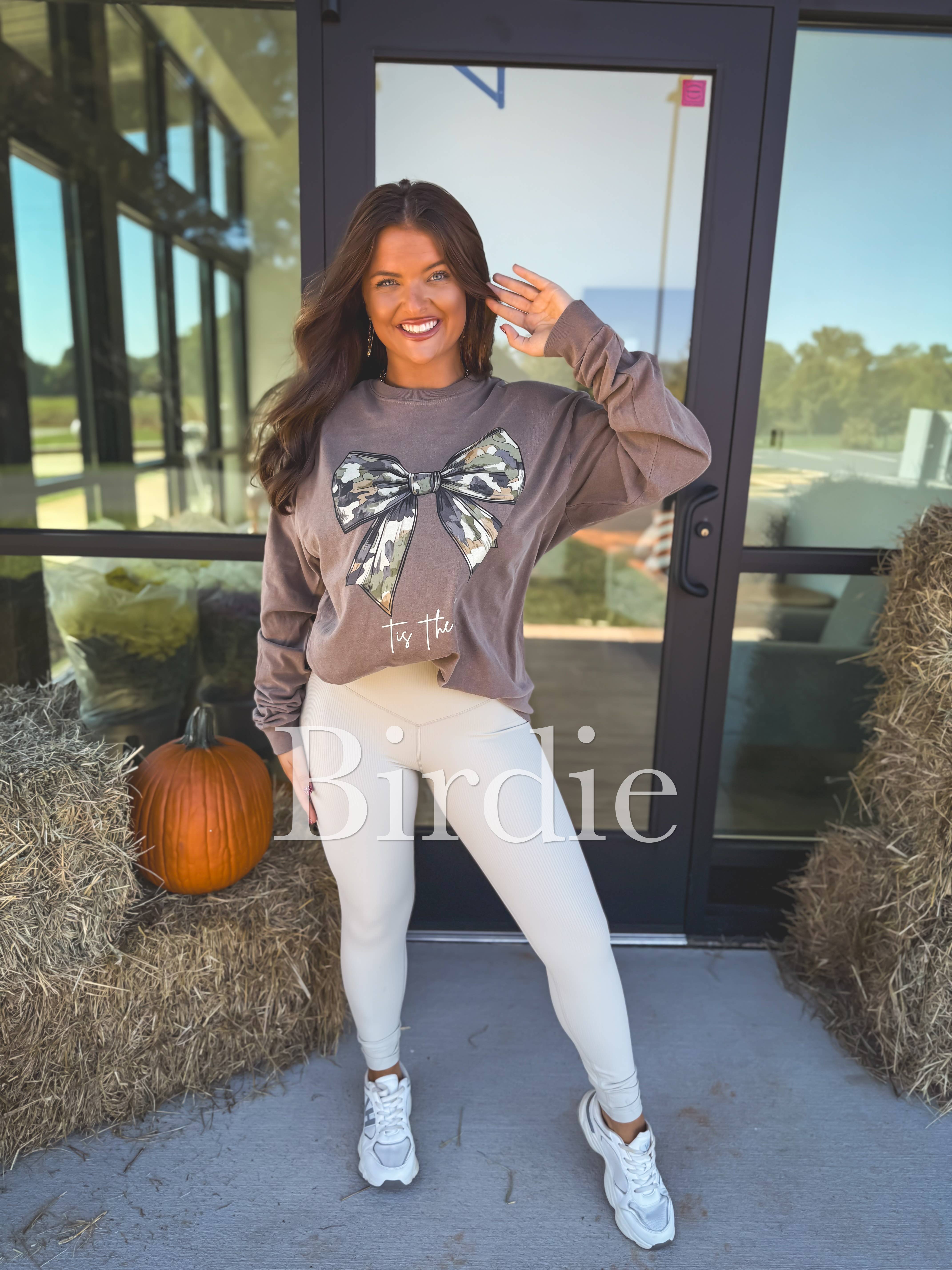 birdie - Venta al por mayor Túnica - Mujer - Camiseta gráfica de manga larga "Camo Bow Tis the Season" en color espresso.1