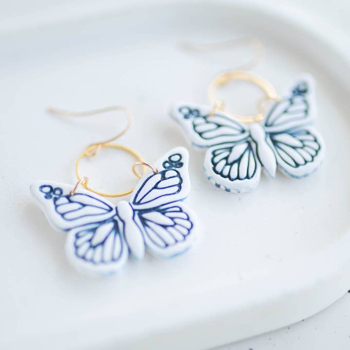 Lerøreringe | Indigo Sommerfugle Dingleøreringe | Indigo Dagdrøm Kollektion for engroshandel hos Hazel n Blue