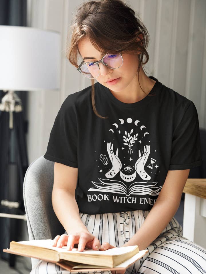 Camisa Book Witch Energy, camisa Witchy Book, Magical Fantasy para venta al por mayor de Wickedly Divine Shop