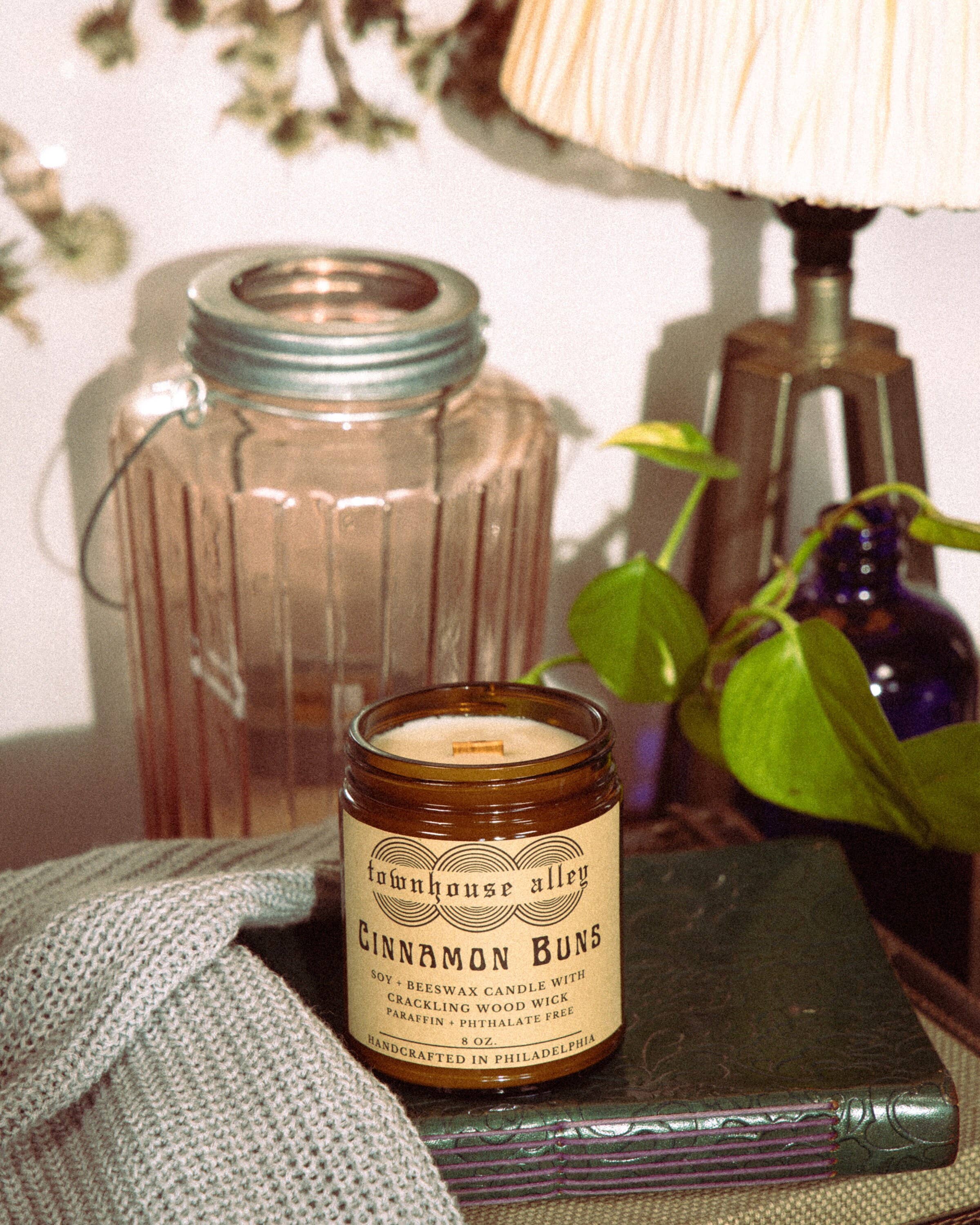 Townhouse Alley - Wholesale Jar/Filled Candle - Cinnamon Buns Soy & Beeswax Candle With Crackling Wood Wick1