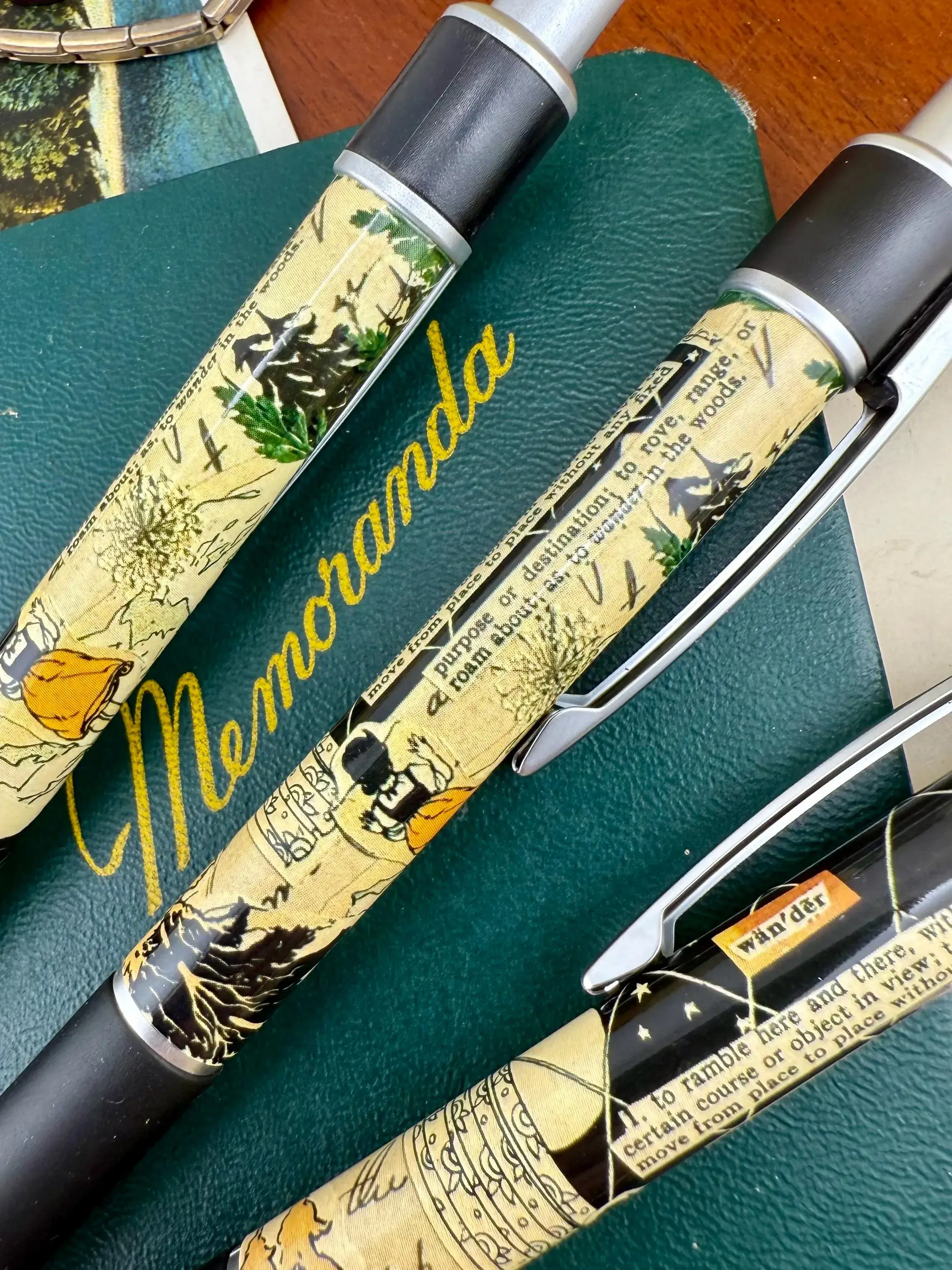 Corkscrew Curiosities - Vente Stylos - Art mural collage imprimé Wanderlust Pen2