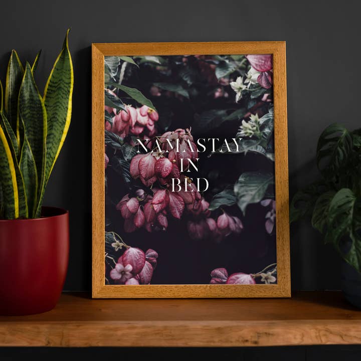 Namastay I Bed Typografi Print for engroshandel hos Ink & Drop