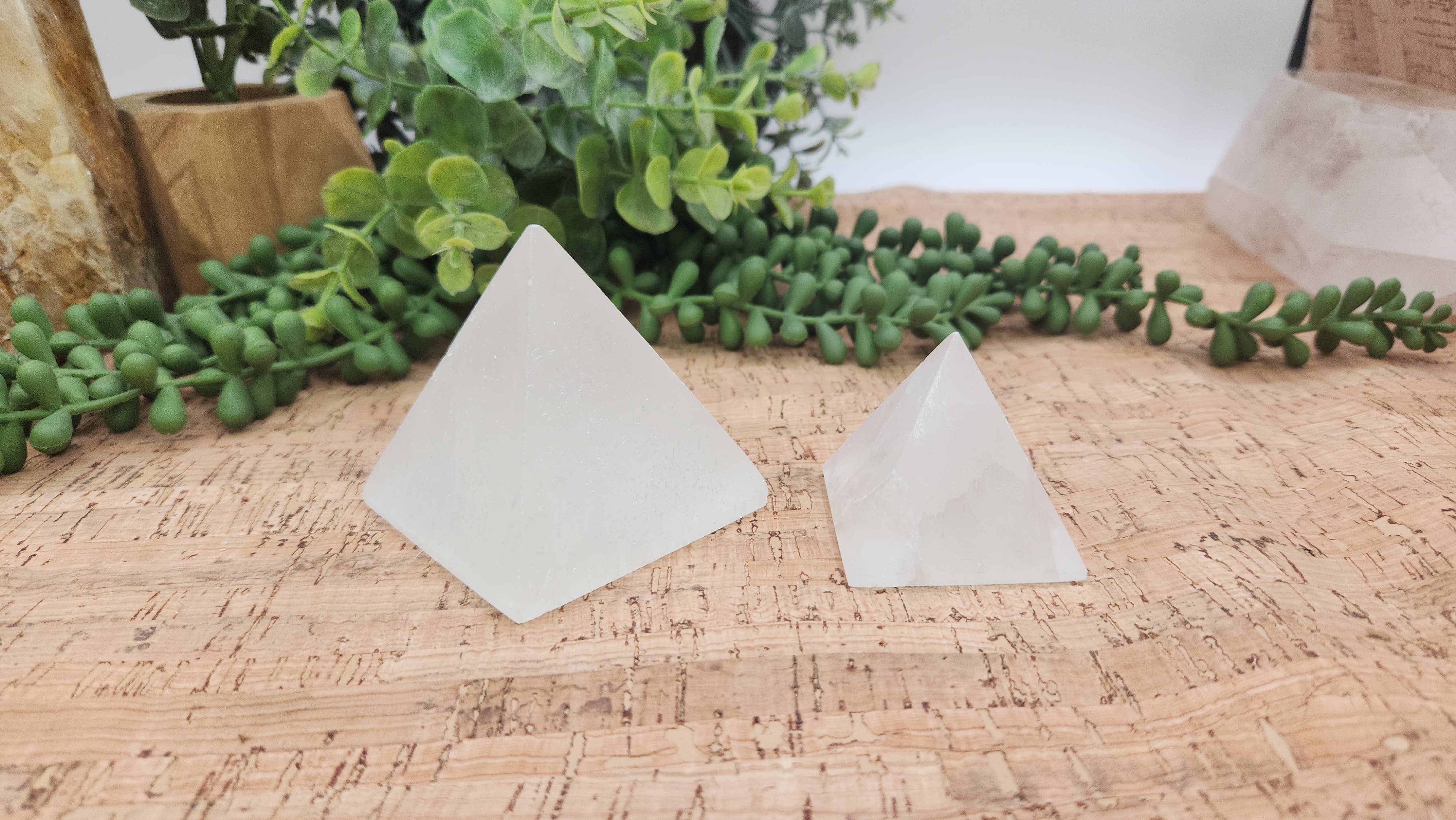 Meraki Gemstones - Vendita all'ingrosso Pietra/cristallo spirituale - Piramide di Selenite per Ricarica/Purificazione - Dimensioni Approssimative 5-6cm7