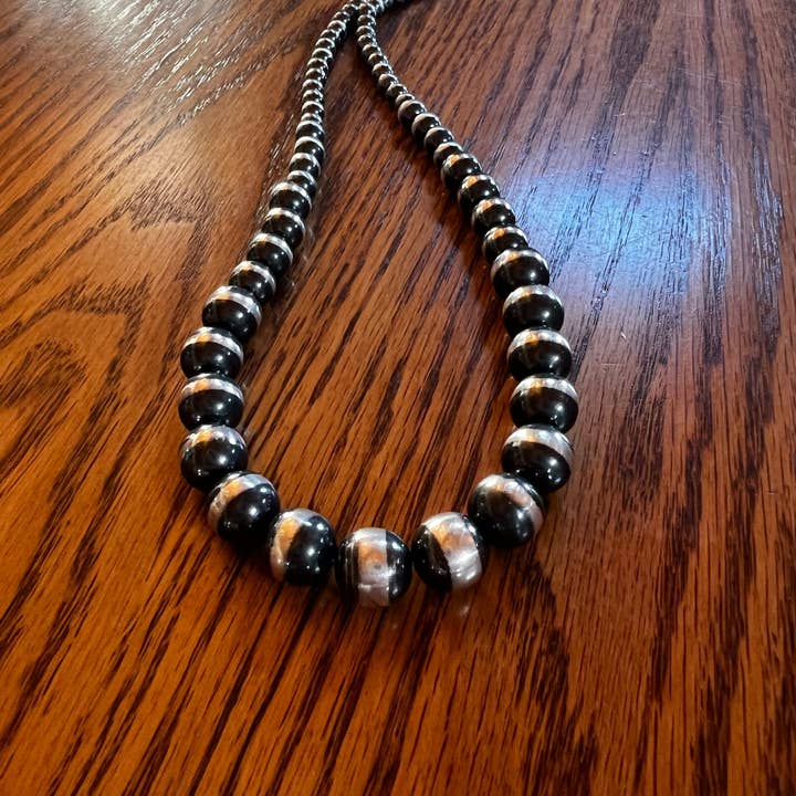 Collier de perles Navajo graduées en argent sterling de 24 po pour la vente par Ewe Savvy Jewerly