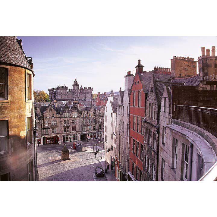 Uitzicht op grote ansichtkaarten van West Bow naar George Heriot's School voor wholesale door Island Blue Publishing