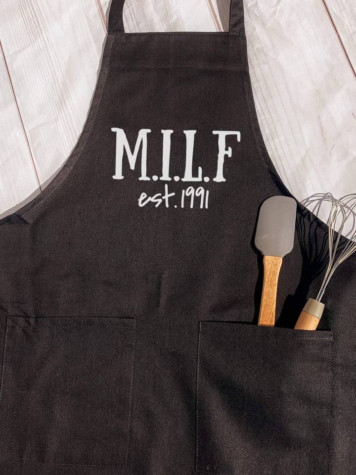 Tablier de milf avec année, cadeau pour maman, cadeau de fête des mères pour la vente par Dirty Grove by Hazel Grove Customs