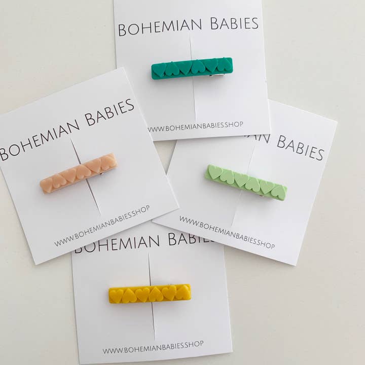 Pince cœur en acrylique | 4 couleurs pour la vente par Bohemian Babies
