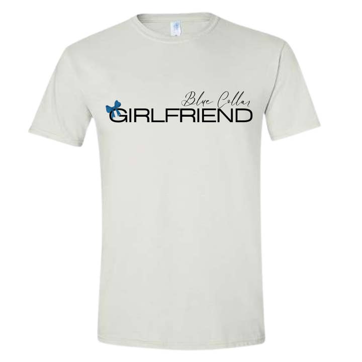 T-shirt Girlfriend à col bleu pour la vente par County Line Company