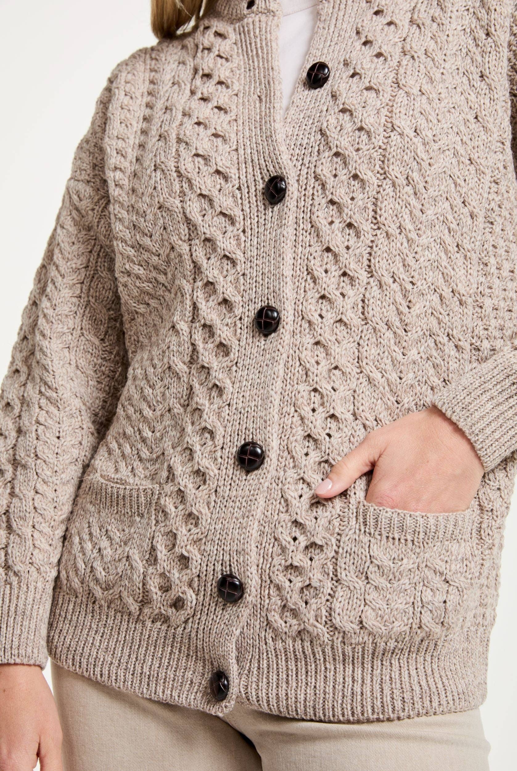 Aran Woollen Mills - Vente Cardigan – femme - Cardigan pour femme en laine mérinos Aran d’Achill Island - Avoine1