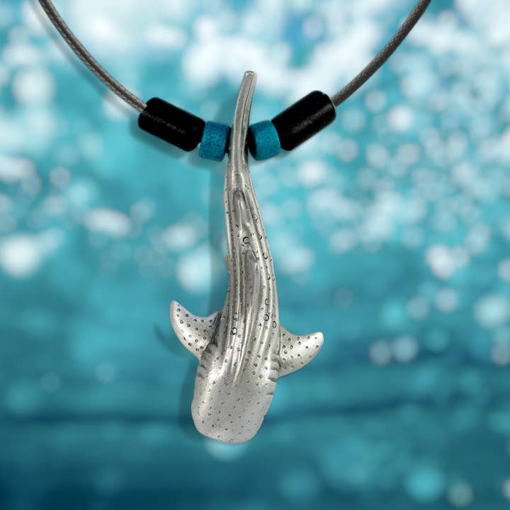 Squalo balena peltro/cordoncino nero con perline per la vendita all'ingrosso da parte di Big Blue by Roland St John