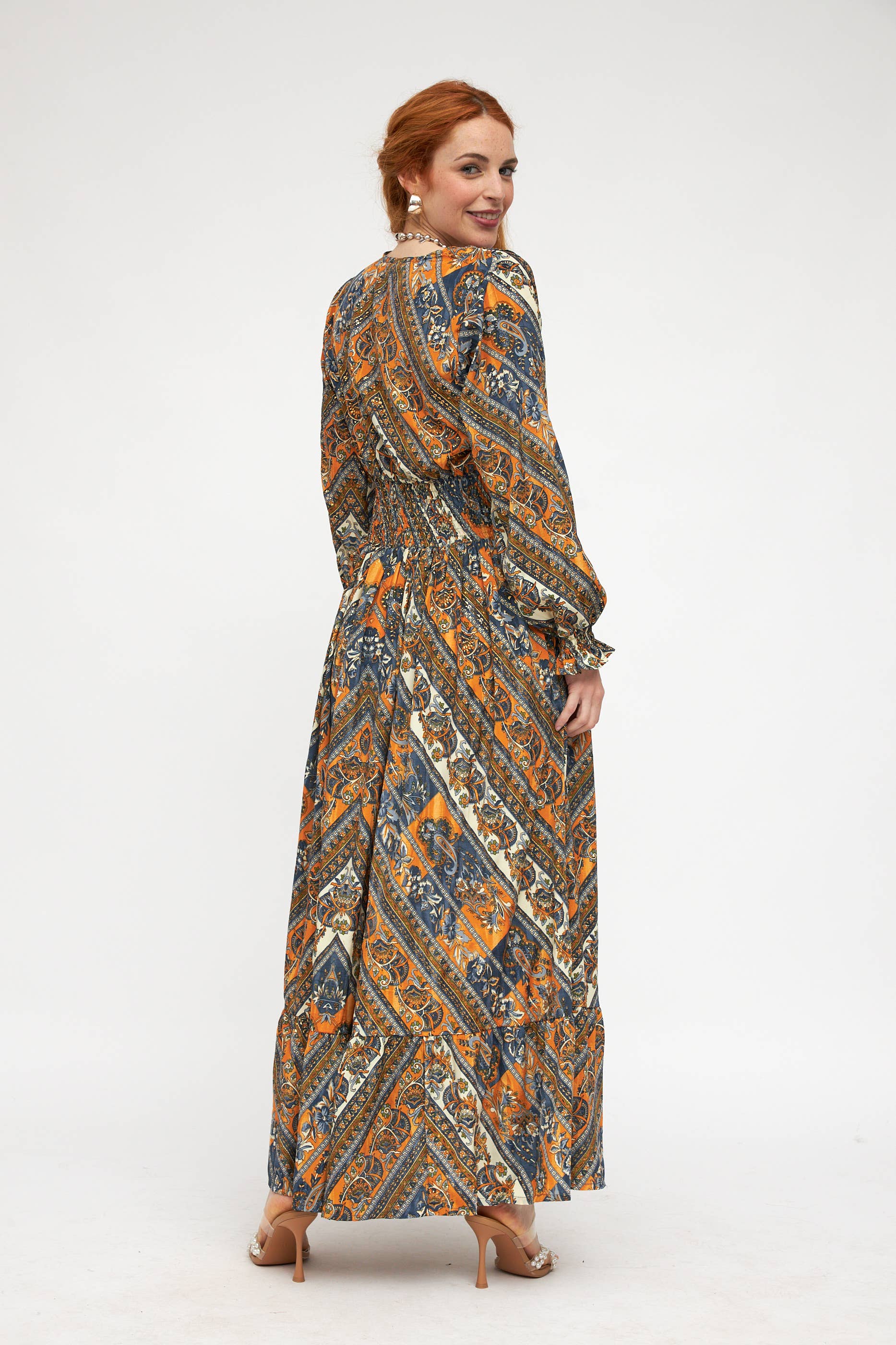 (COMBO NOIR - COMBO ROUGE - COMBO TURQUOISE) Robe en soie froide 100 % avec imprimé ethnique et taille smockée en vente sur Faire1