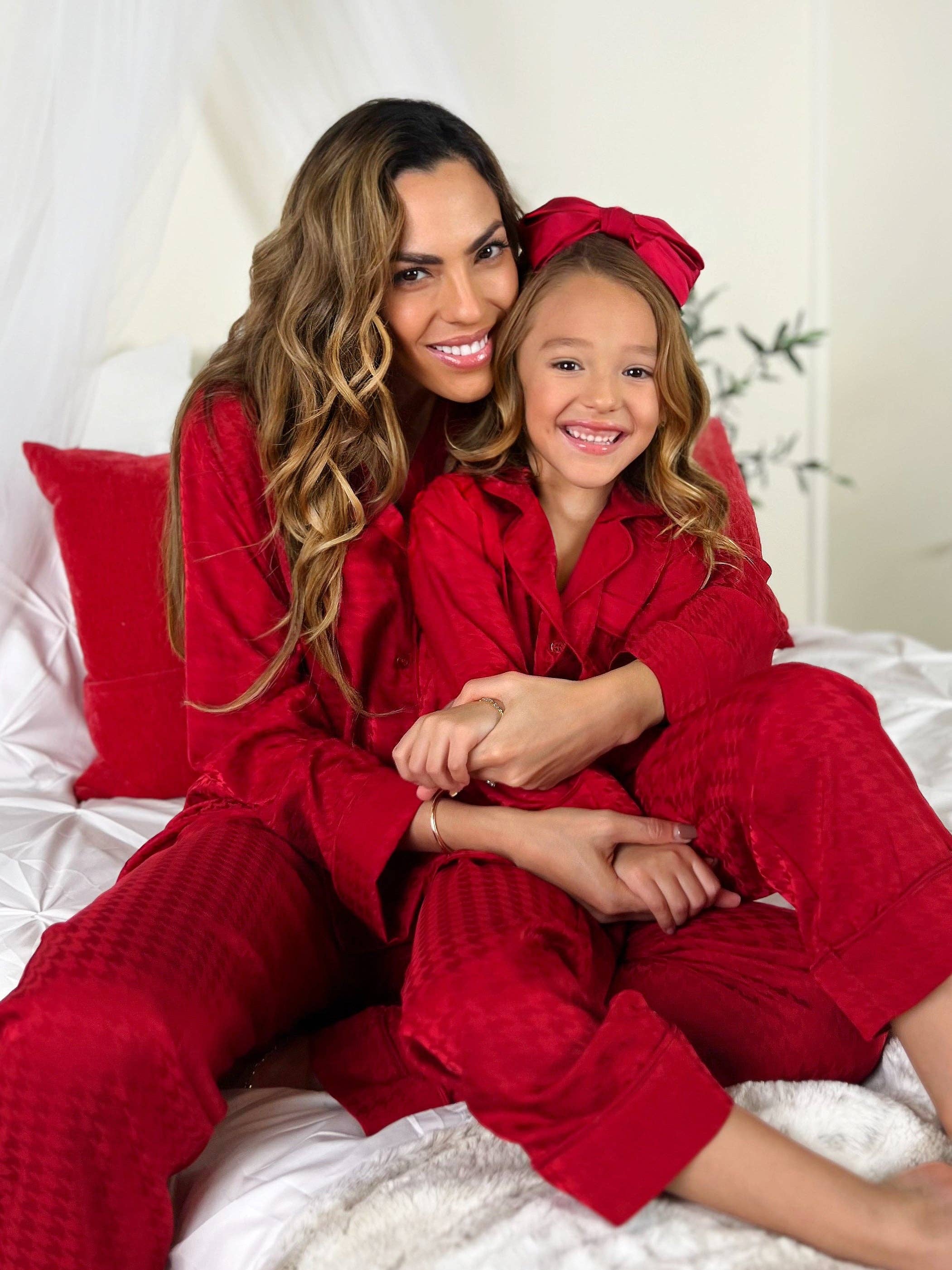 Röd Mommy and Me Red Houndstooth sidenpyjamasset för wholesale på Faire5