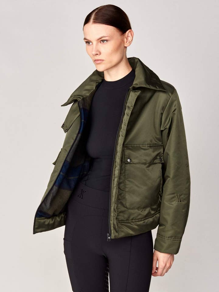 Veste courte matelassée verte pour la vente par Yagya