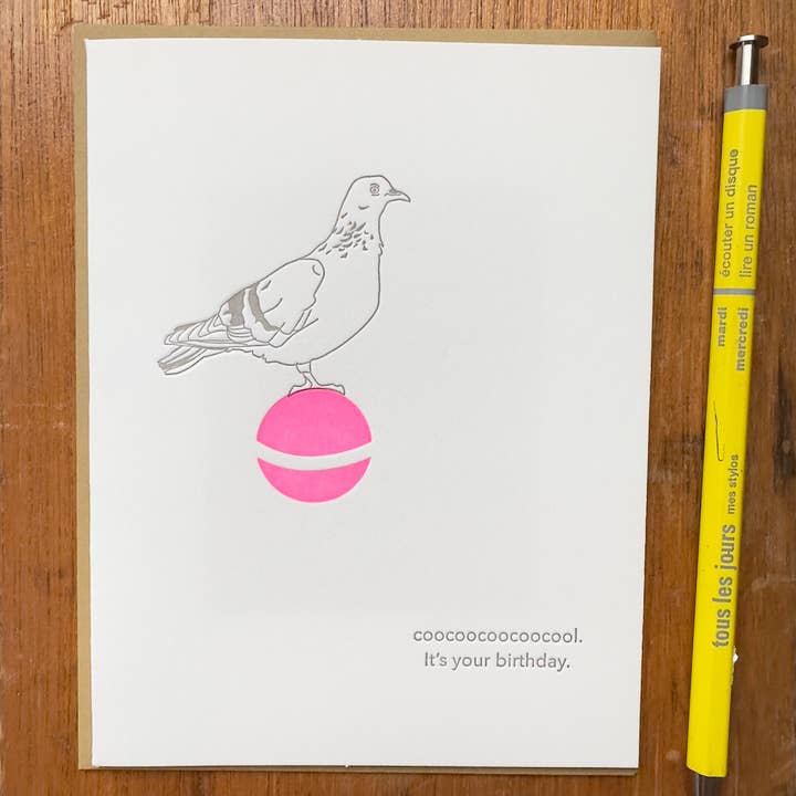Carte de vœux d'anniversaire en letterpress avec pigeon pour la vente par Lark Press