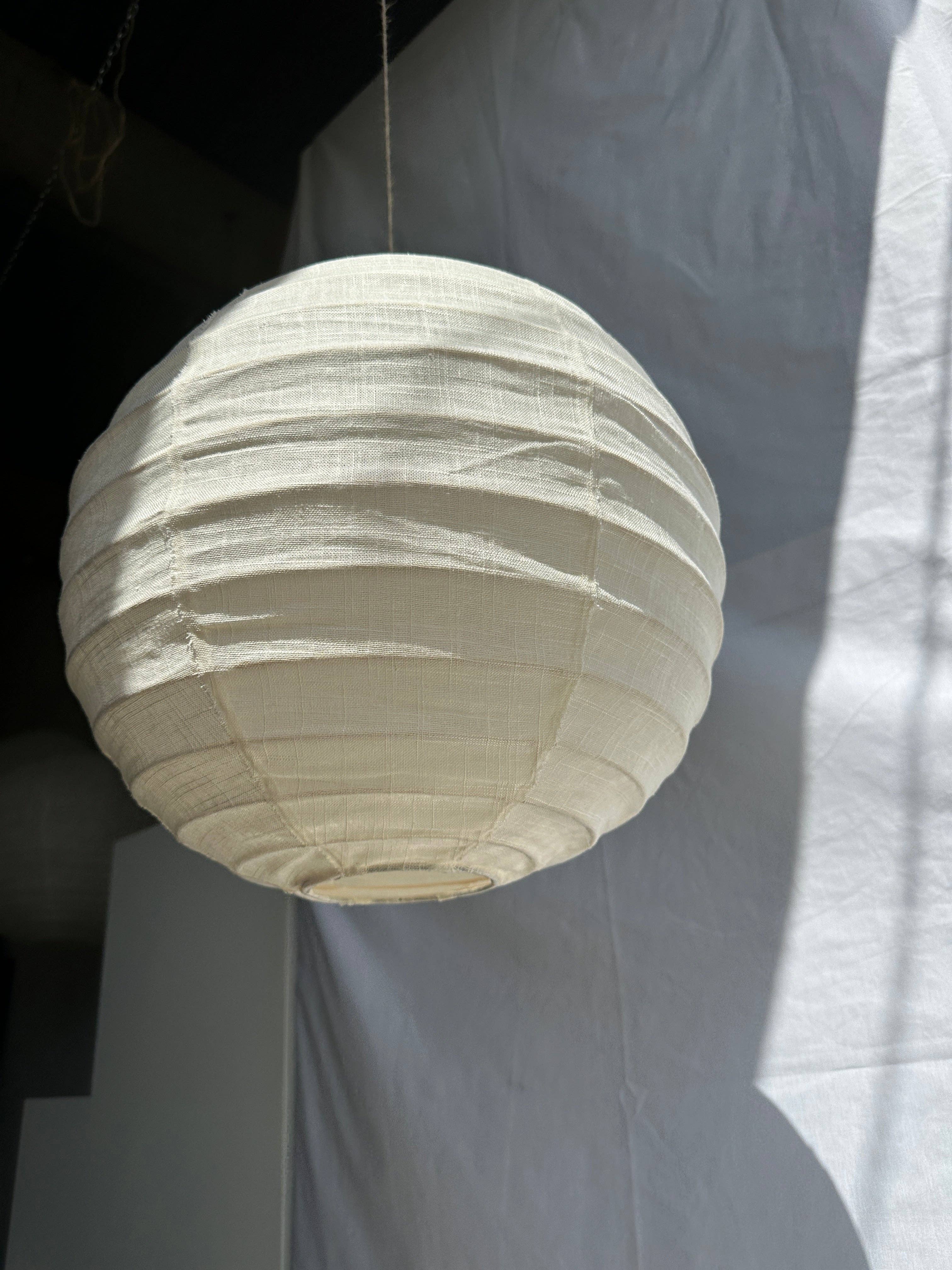 Office Objets - Wholesale Chandelier/Hanging Light - Medium round Japanese-style pendant light in rattan and natural linen D:4011