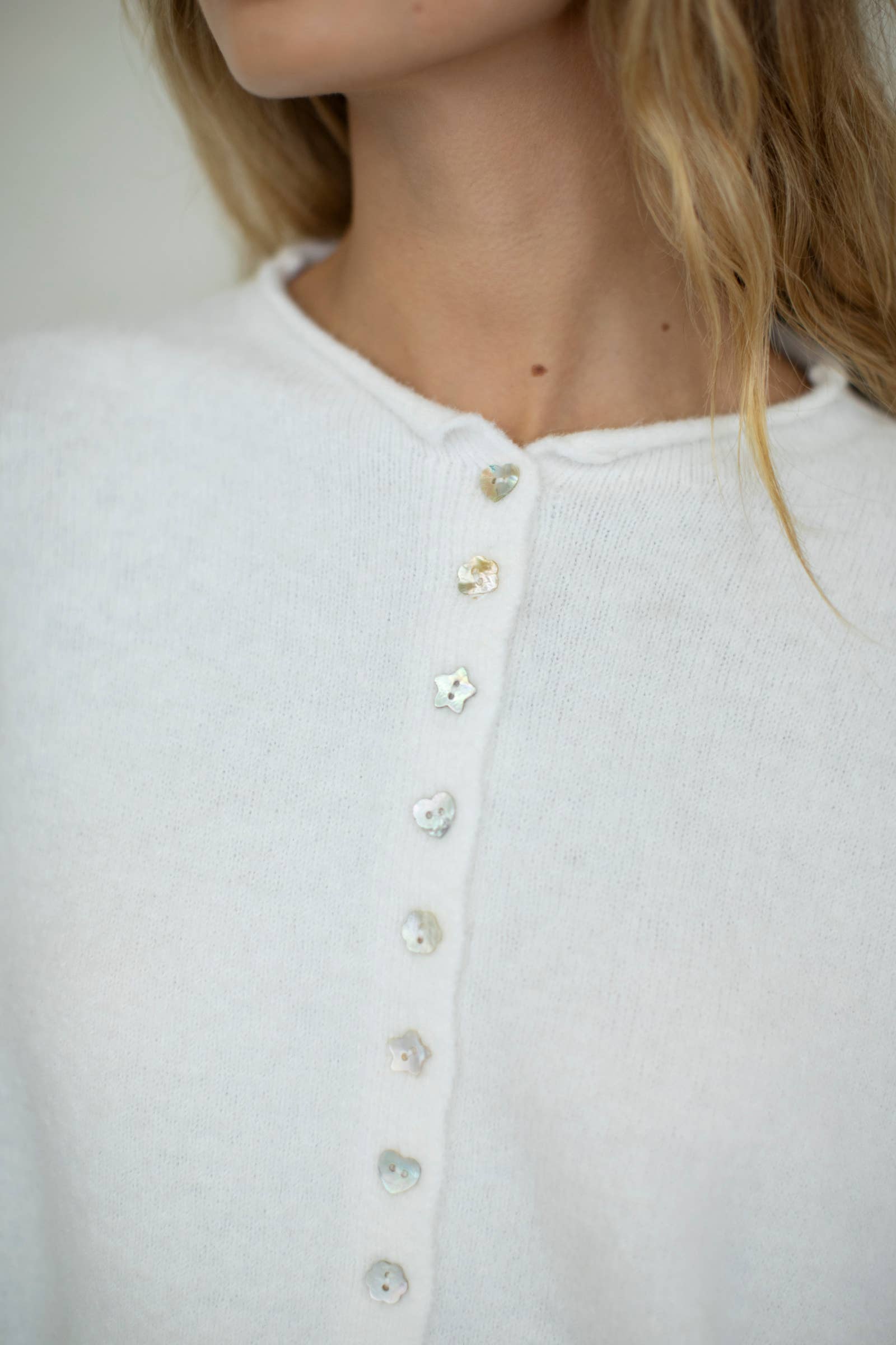 Things Between – Engroshandel Cardigan - Dame – Piper Cardigan - Mismatchede Knapper6