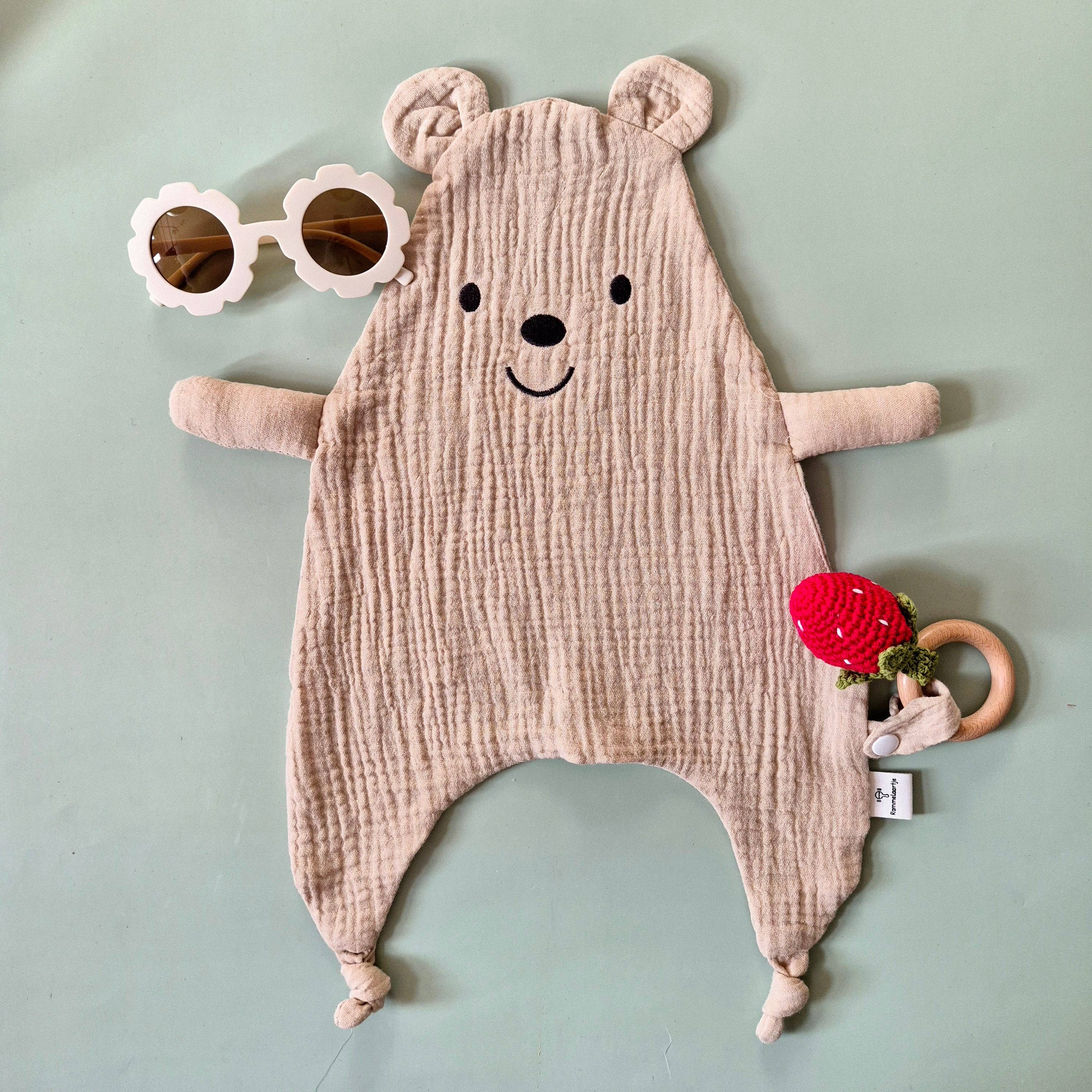 Rammelaartje - Venta al por mayor Sonajero - Bebés - Sonajero de Ganchillo Hecho a Mano con Anillo de Madera de Haya – Fresa4