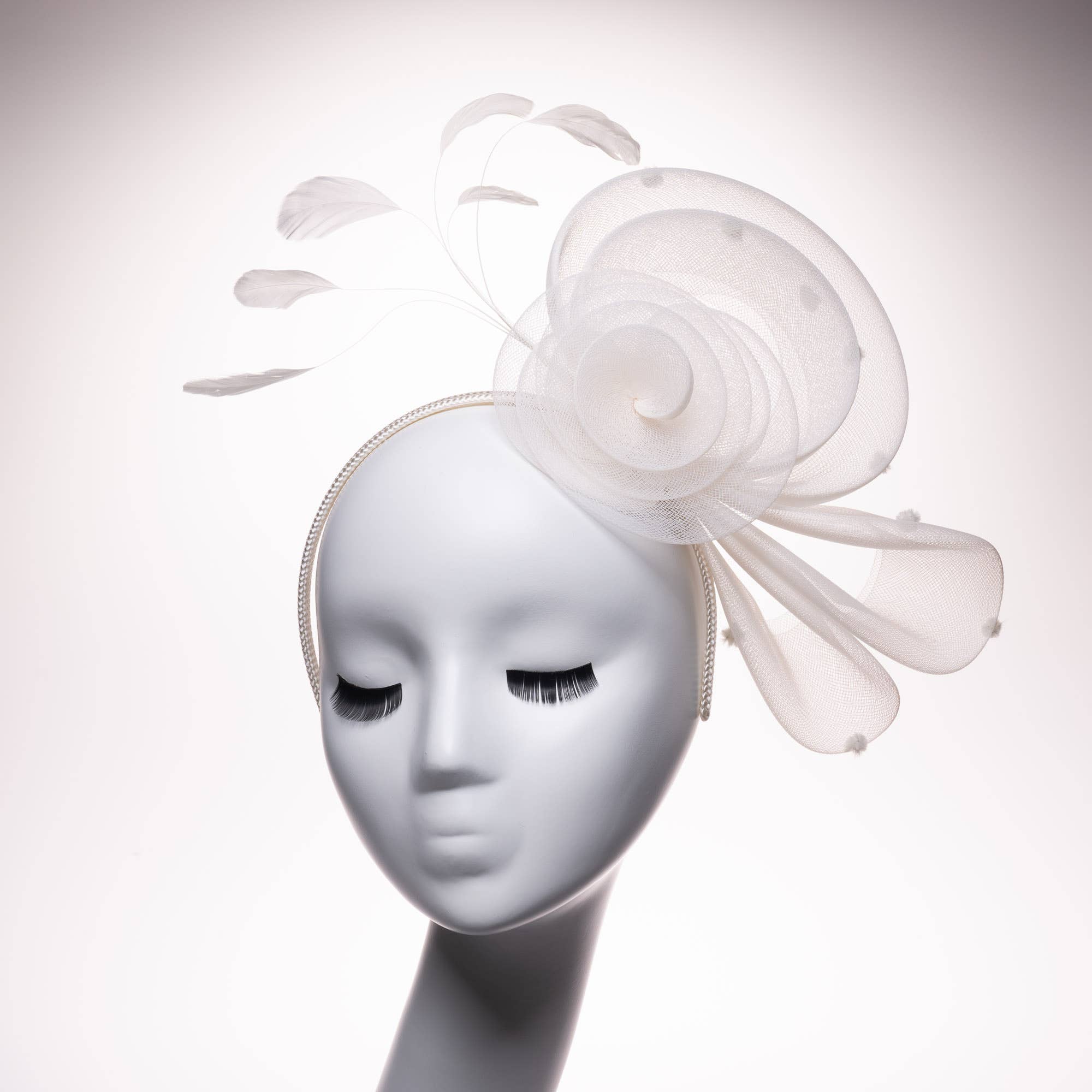 KaKyCo - Venta al por mayor Tocado - Mujer - Fascinador de cóctel con lazo de flor de crinolina y pluma | 5610H11