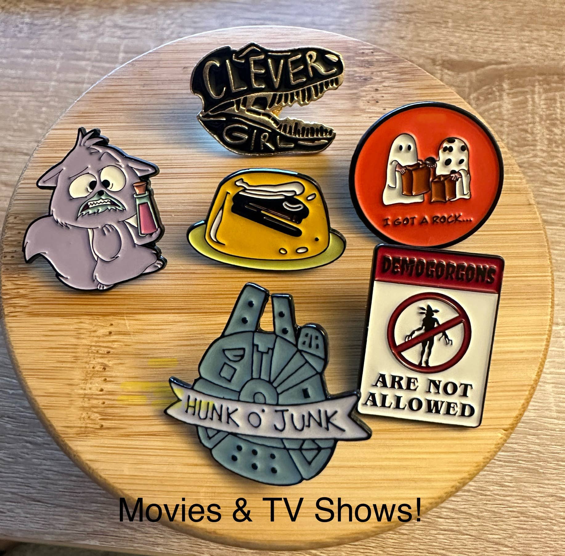 Scribble & Scroll - Venta al por mayor Botón/prendedor - Alfiler esmaltado, diseño aleatorio popular1